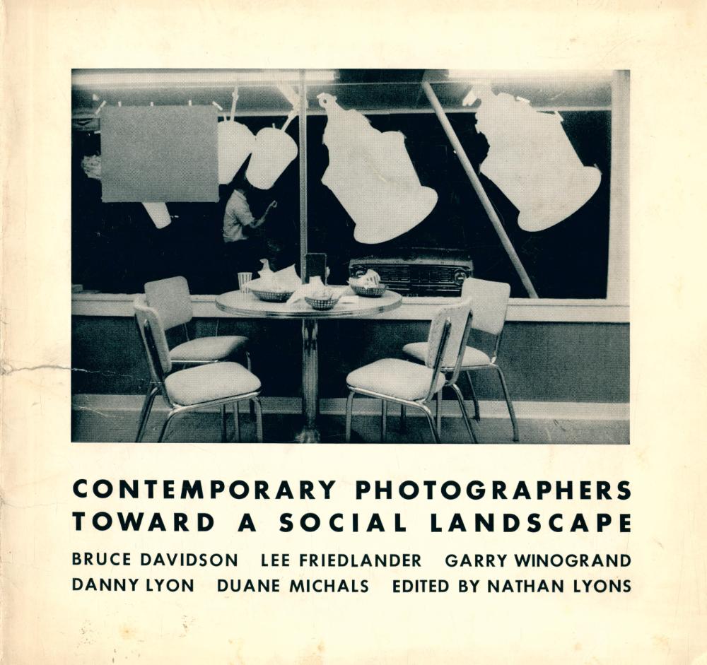 《CONTEMPORARY PHOTOGRAPHERS TOWARD A SOCIAL LANDSCAPE》 1